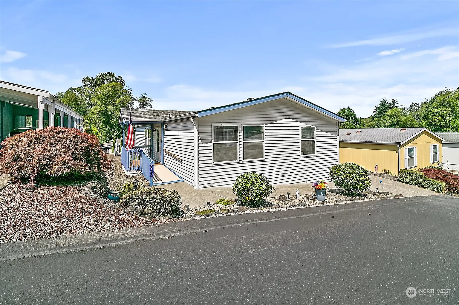 840 NE Saturn Lane photo 1