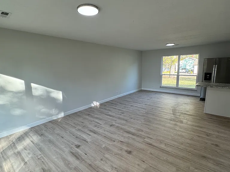 1140 Roswell Rd — Photo 3