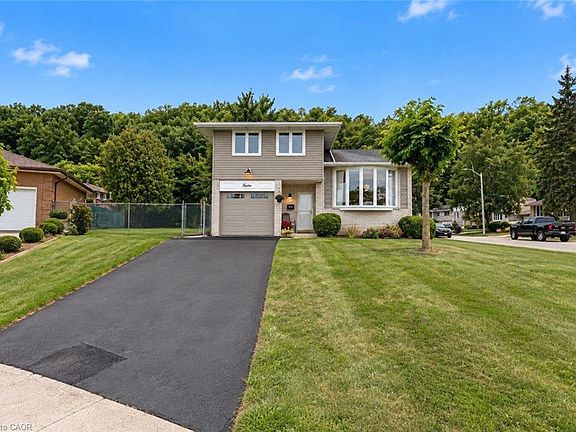 2nd image of 12 Brae Crest Dr