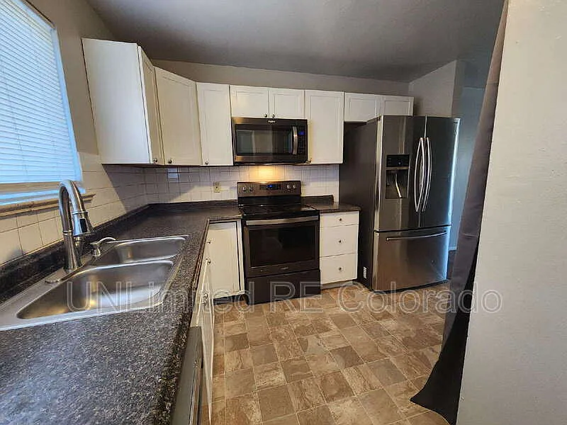 3 bed, 1.0 bath, 1000 sqft, $1,795 — Photo 2