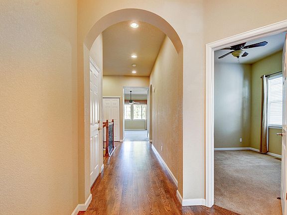Entry Way - For a virtual tour visit: https://vrtourhosts.com/listing/24538/tour
