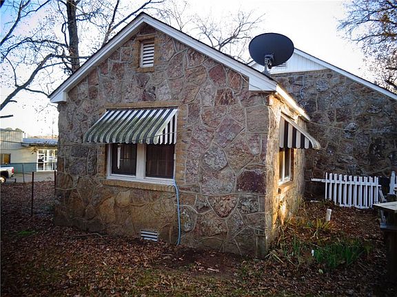 3rd image of 2405 Villa Dr