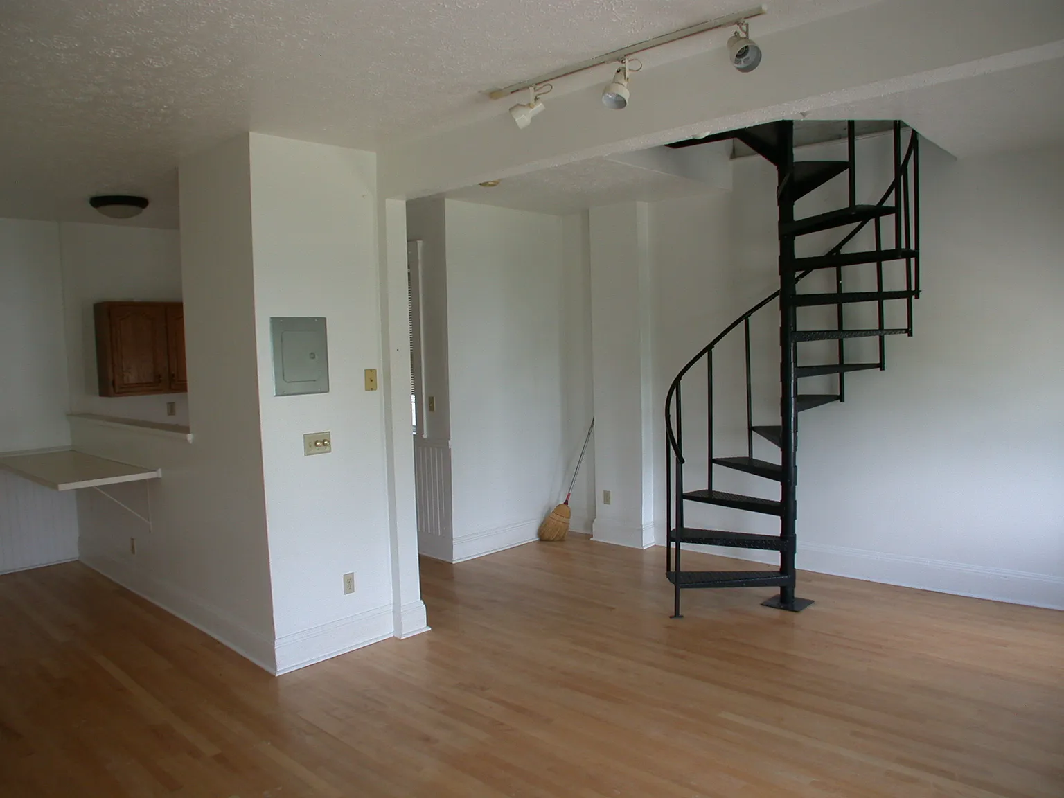 1 bed, 1100 sqft, $850 — Photo 1