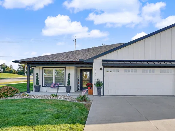 625 Spruce Hills Dr, Cedar Falls, IA 50613