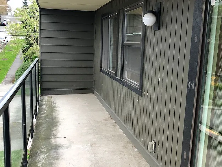 2635 Franklin Ave E — Photo 6