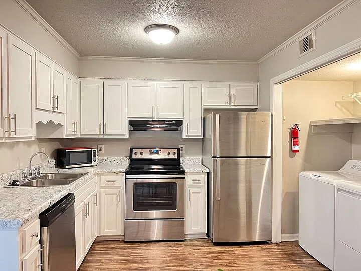 2 bed, 1.5 bath, 1100 sqft, $1,000 — Photo 2
