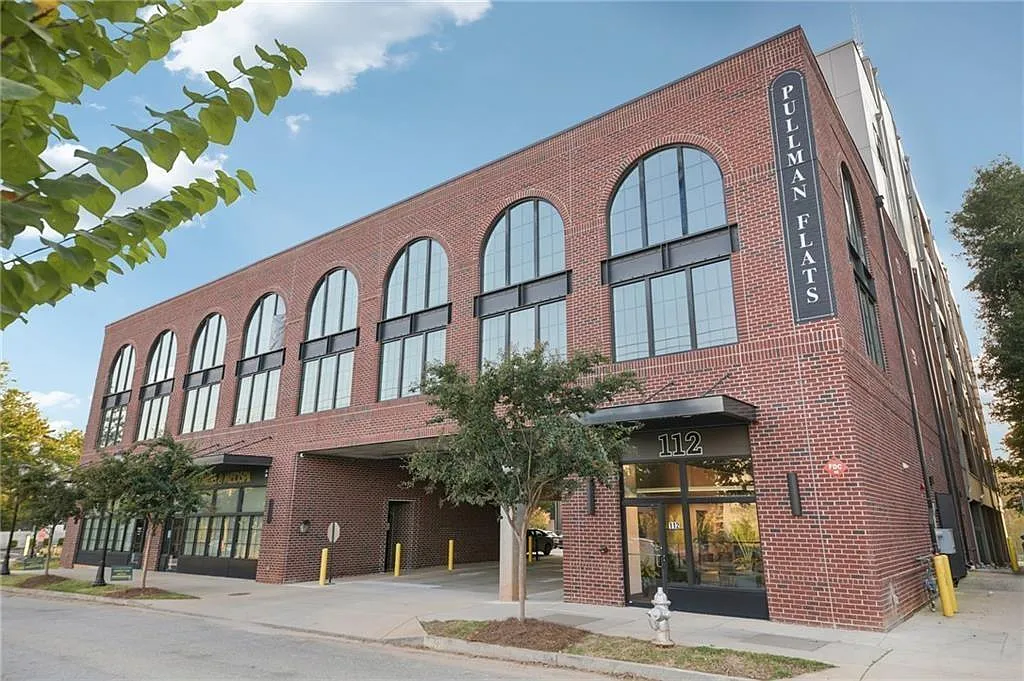 1 bed, 1.0 bath, 804 sqft, $2,200 — Photo 1