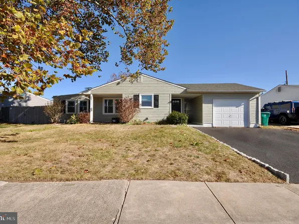 22 Disk Ln, Levittown, PA 19055