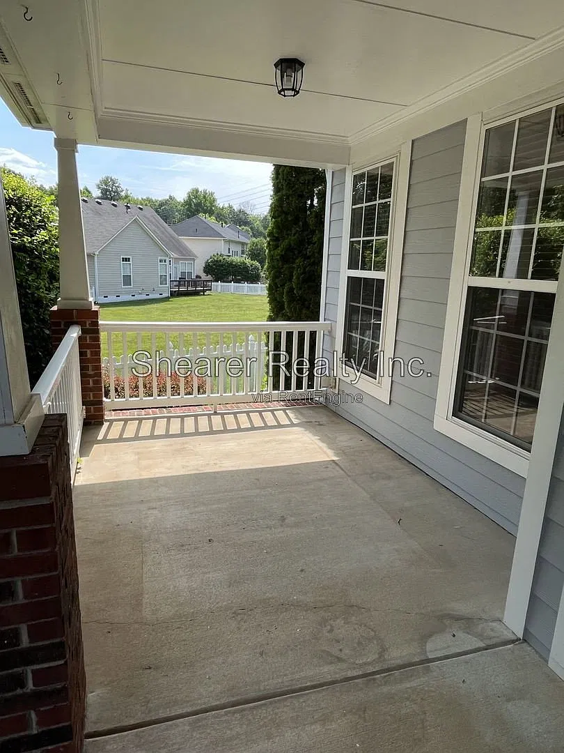 3 bed, 2.5 bath, 2423 sqft, $3,000 — Photo 2