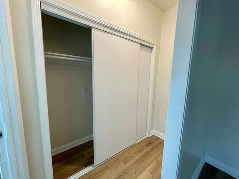 Beautiful Newly Renovated Apartment in Koreatown — Photo 9