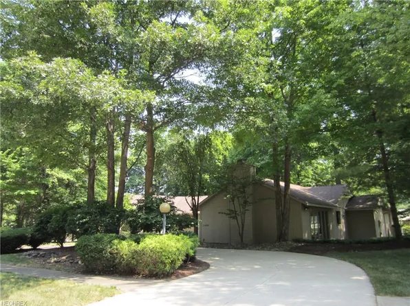 21828 Meadows Edge Ln, Strongsville, OH 44136