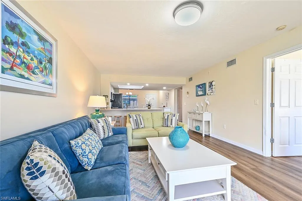 2 bed, 2.0 bath, 1090 sqft, $4,000 — Photo 3