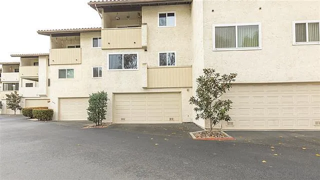 3 bed, 2.5 bath, 1708 sqft, $4,380 — Photo 2