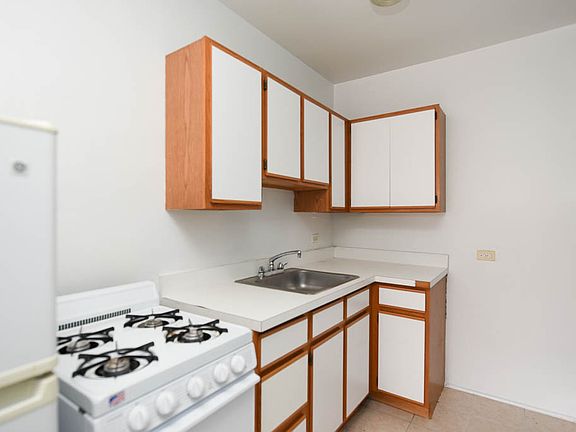 2nd image of 1716 W Albion Ave #J3