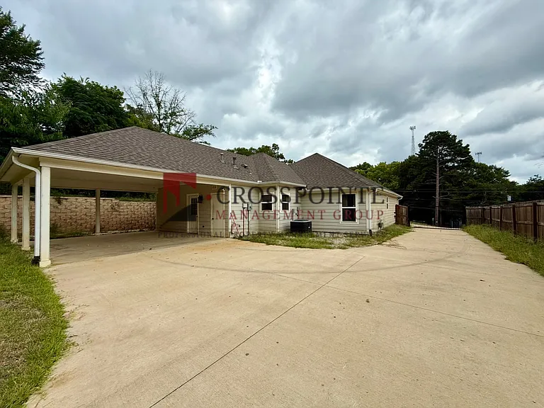 413 Dallas St — Photo 23