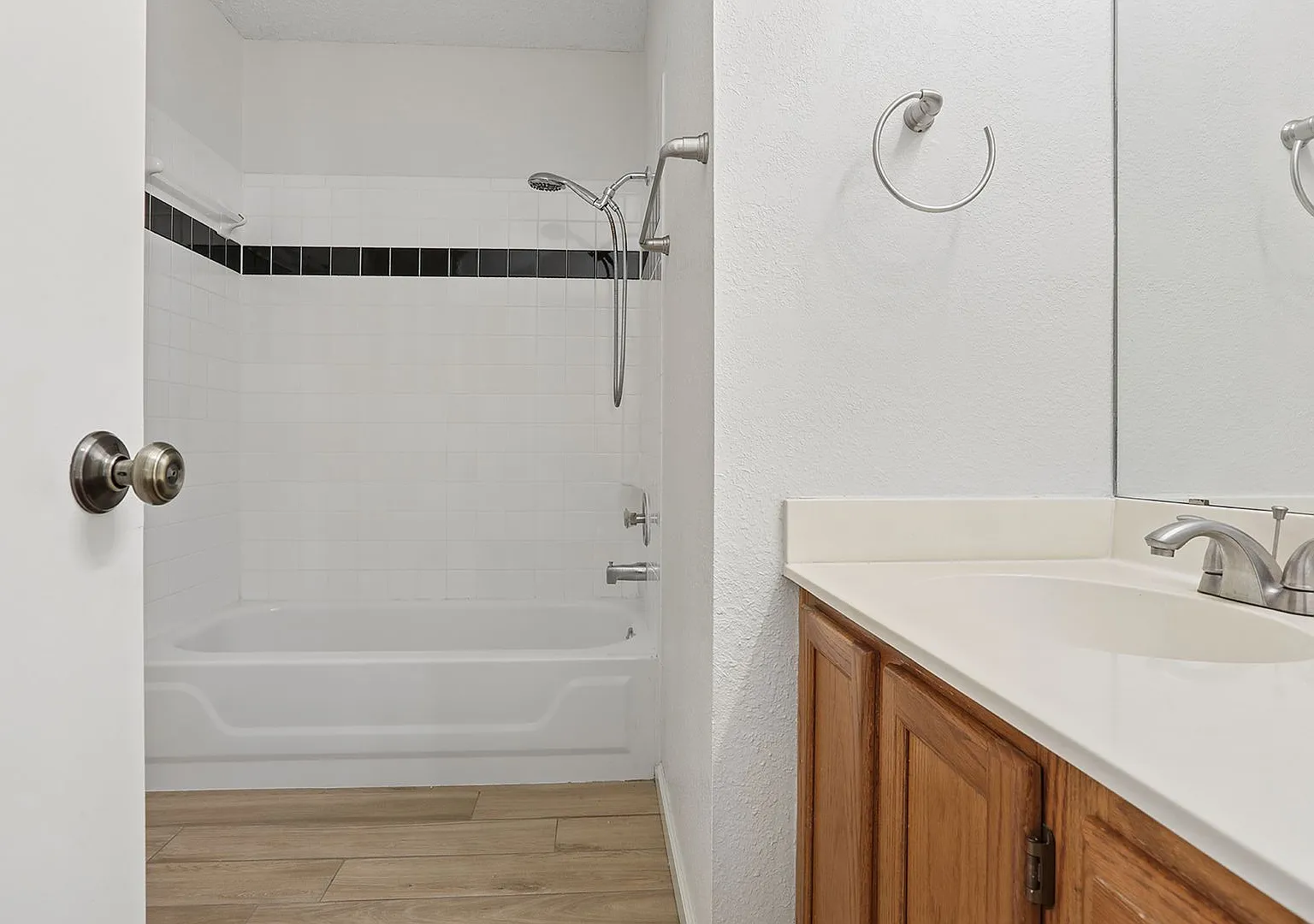 The Austin Home That Has It All 4 Beds, 3 Baths, Huge Corner Lot + No Carpet! — Photo 4