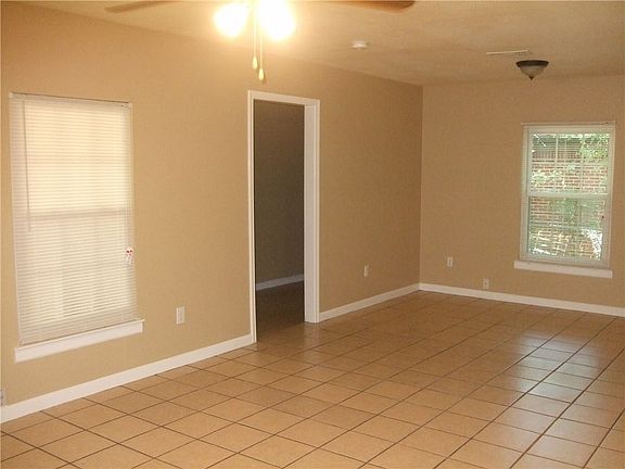 3rd image of 1833 Montclair Dr
