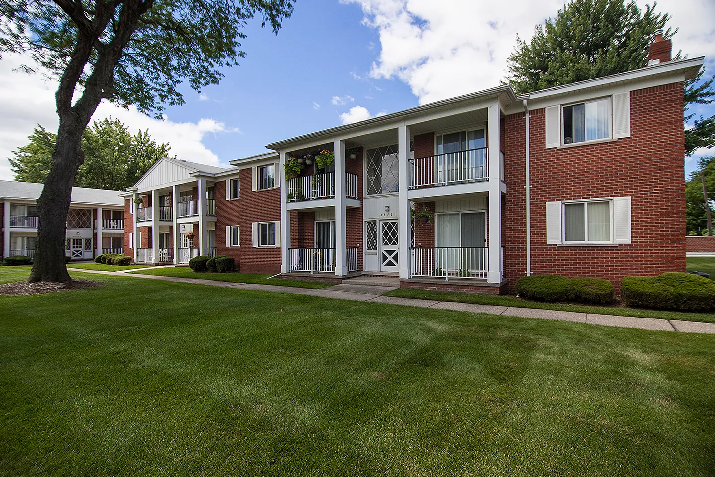 Holiday Center Apartments — Photo 3