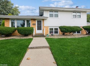 10439 Barnard Dr, Chicago Ridge, IL 60415