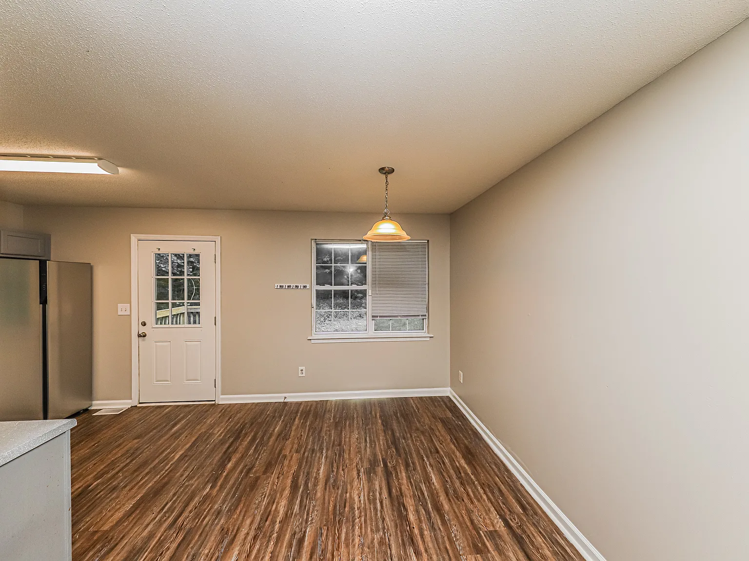 3 bed, 2.0 bath, 1100 sqft, $1,600 — Photo 4