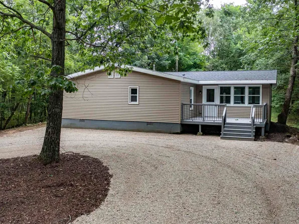 N6494 1st St, Waupaca, WI 54981