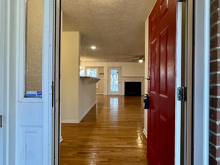 115 Zane Dr — Photo 2