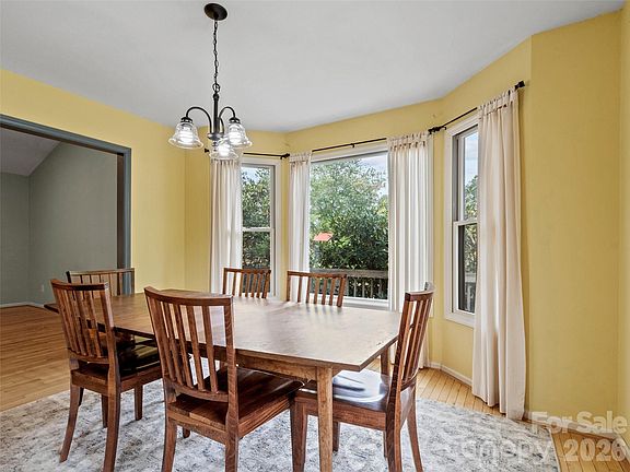 3rd image of 300 Dogwood Ln