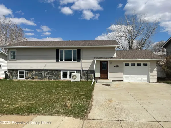 667 2nd Ave SE, Dickinson, ND 58601