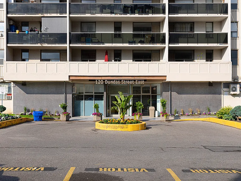 120 Dundas St E — Photo 13