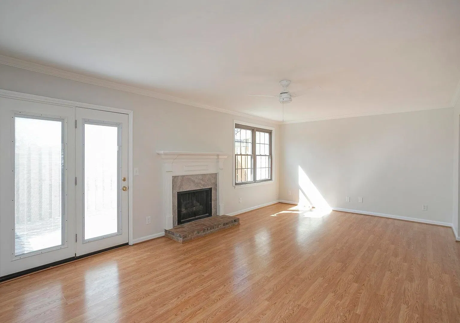 Beautiful 3 Bed Brentwood Townhome! — Photo 3