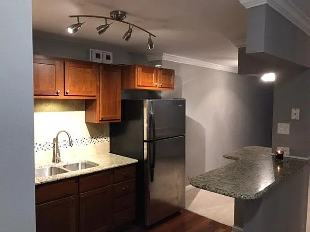 Kitchen - granite counters & breakfast bar