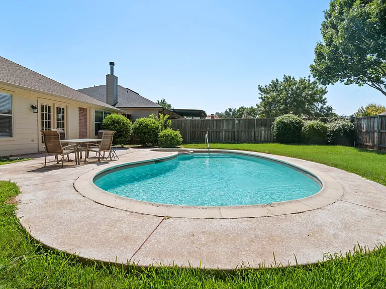 1703 Nightingale Ln — Photo 2