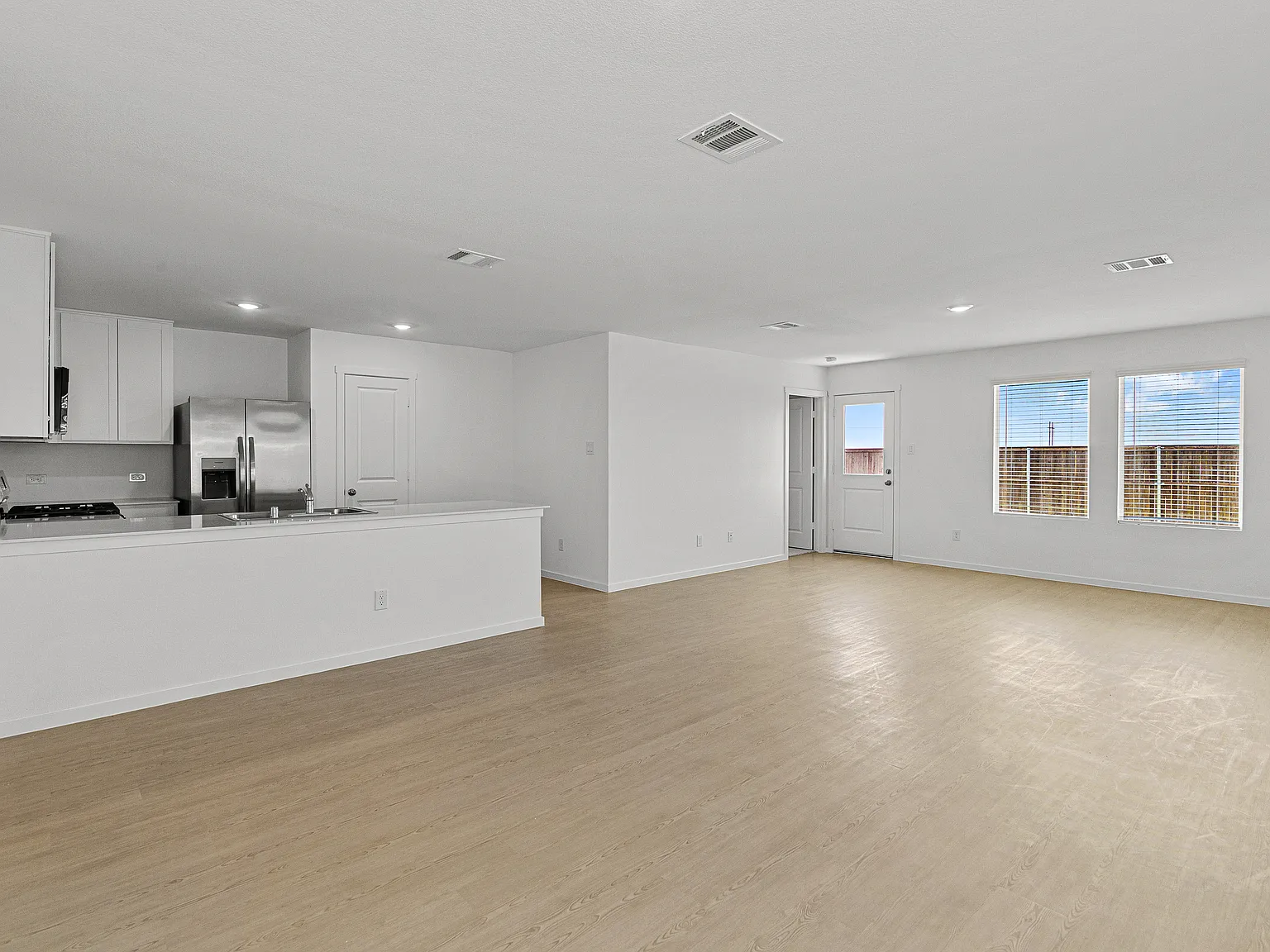 4 bed, 1720 sqft, $2,100 — Photo 4