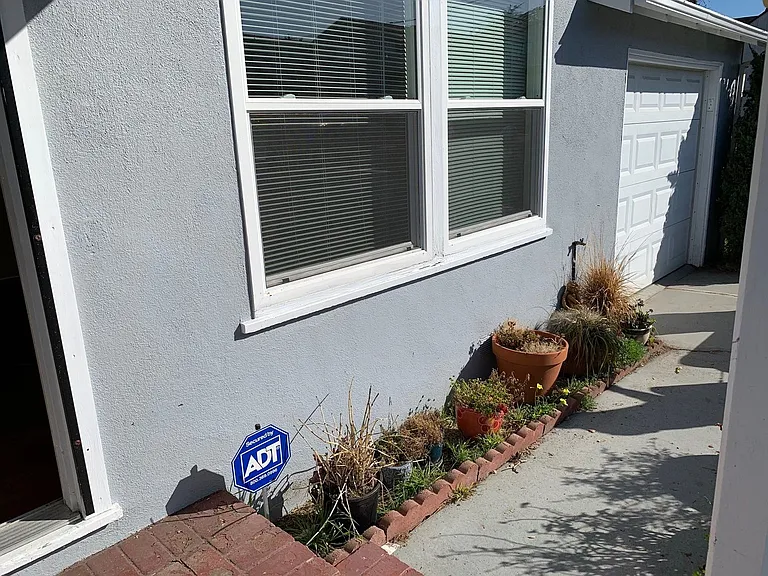 1089 Palm Ave — Photo 3