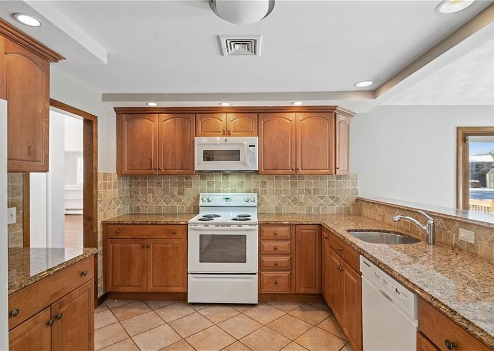 417 Squantum Dr, Warwick, RI 02888 Zillow