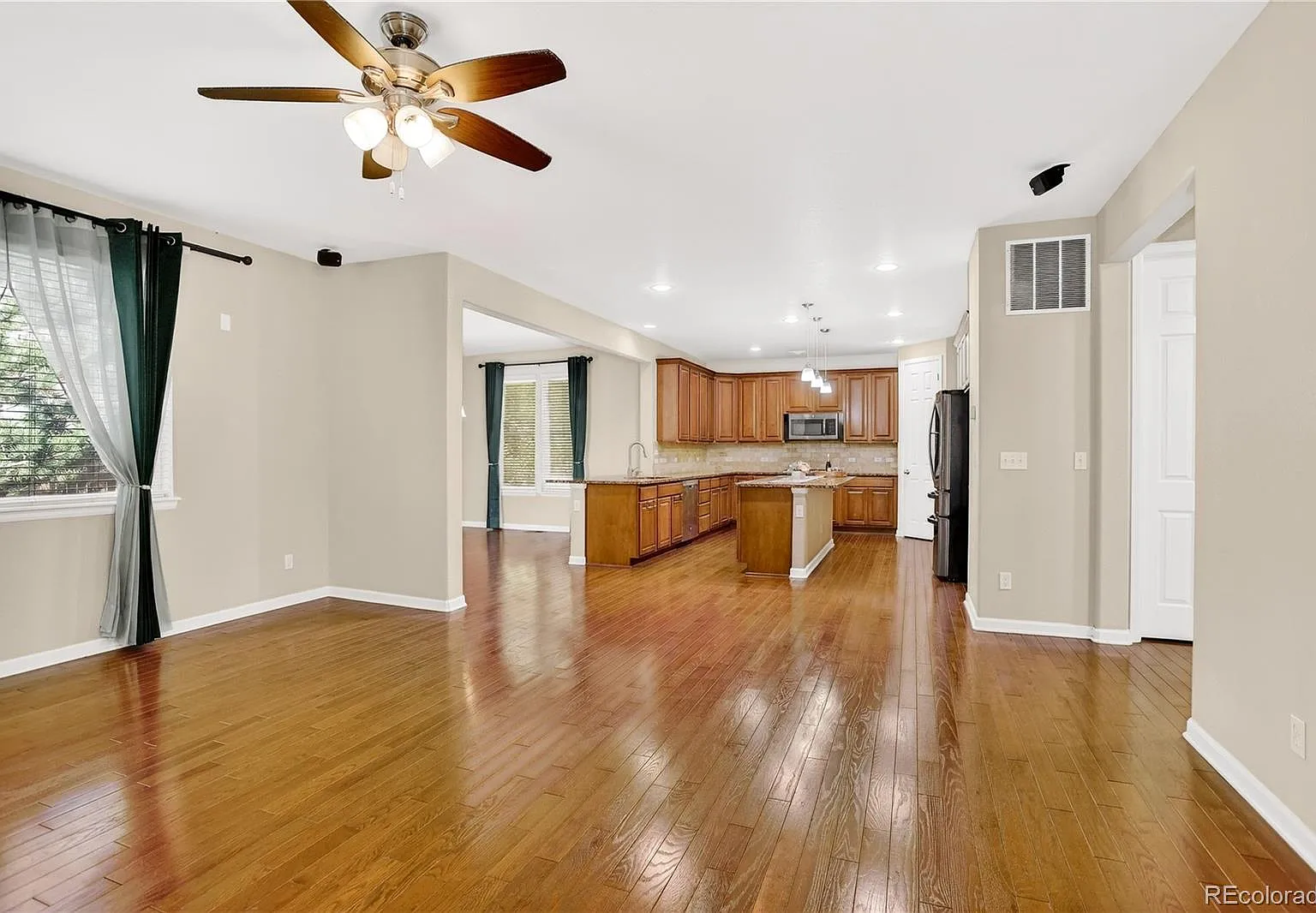 4 bed, 3.5 bath, 3042 sqft, $3,500 — Photo 2