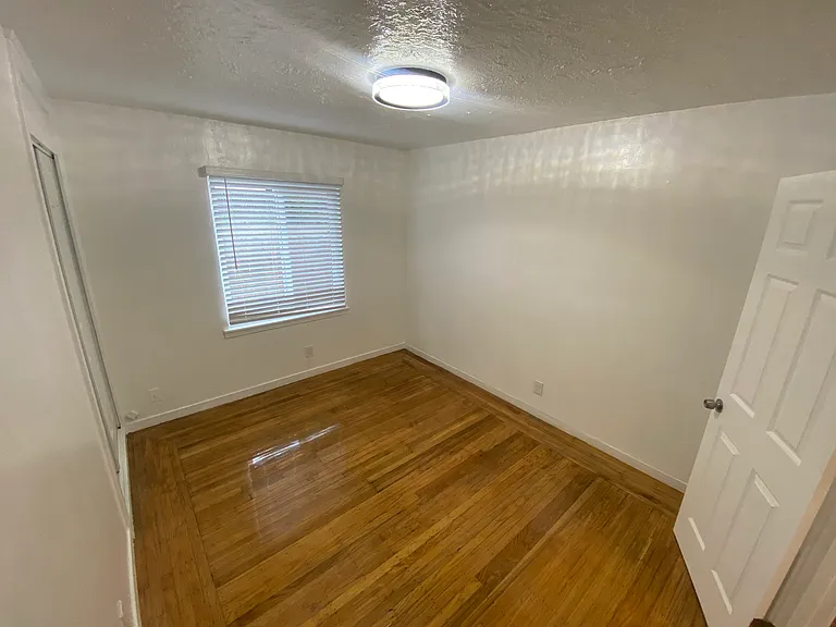 21411 Locust St — Photo 16