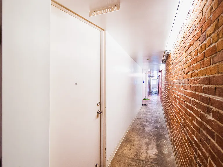 Daisy Studios/Lofts — Photo 10