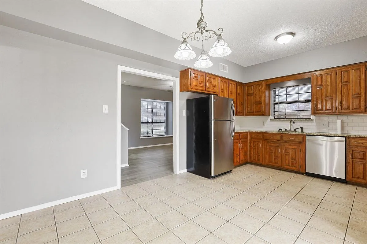 2 bed, 2.5 bath, 1260 sqft, $1,900 — Photo 2