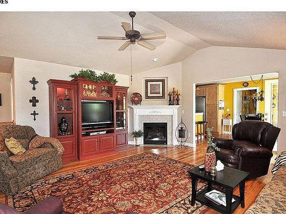 3rd image of 1104 Crescent Dr