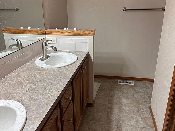 Master Bath w/ Shower & Walk-in Closet