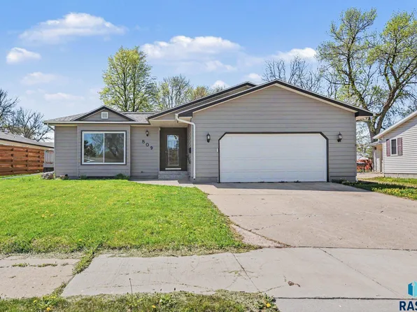 809 NW 4th St, Madison, SD 57042