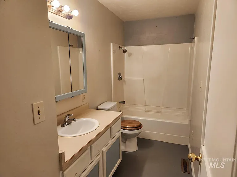 106 E Whiteley Ave — Photo 25