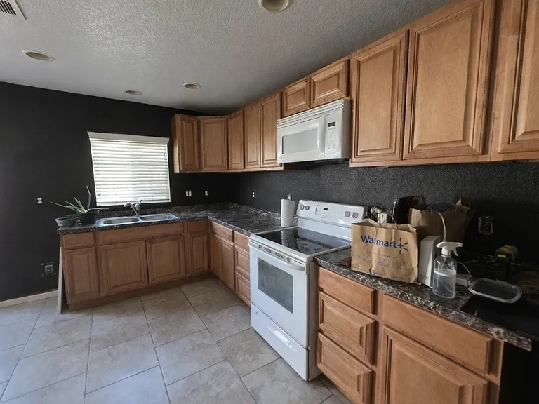 112 S Lake Ave — Photo 7