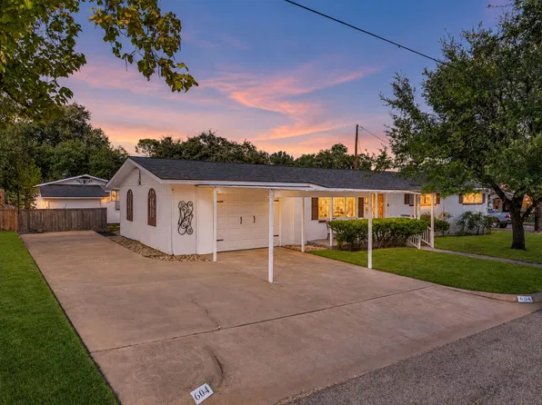 604 Crestview Dr, Granbury, TX 76048