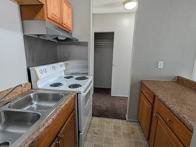 1425 N Yosemite St #6 — Photo 5