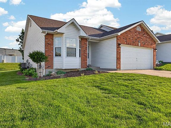 3rd image of 1043 Arlington Way