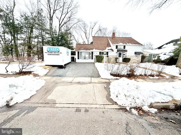 20 Neptune Ln, Levittown, PA 19054