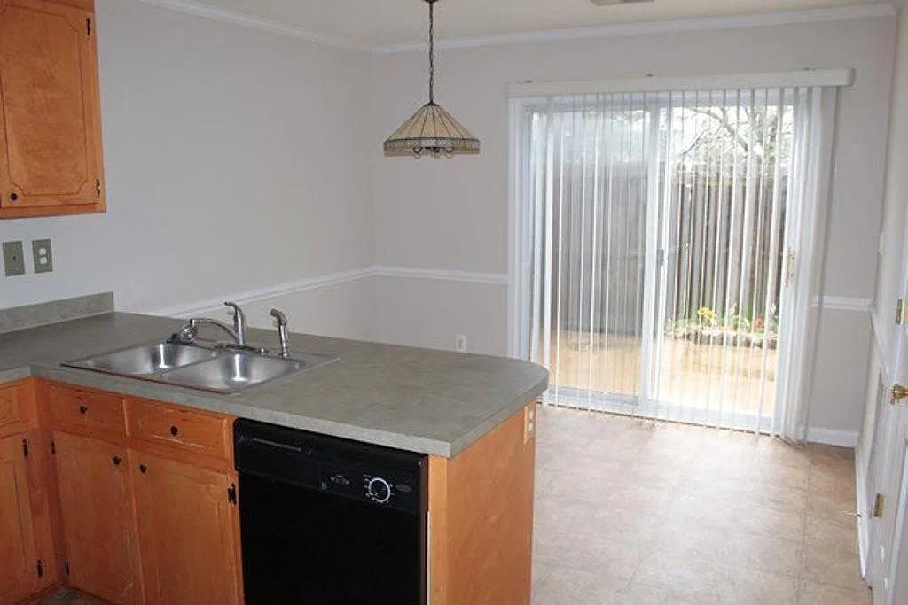 2 bed, 1.5 bath, 1041 sqft, $1,200 — Photo 4