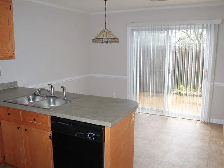 2345 Vineyard Dr #E-4 — Photo 4